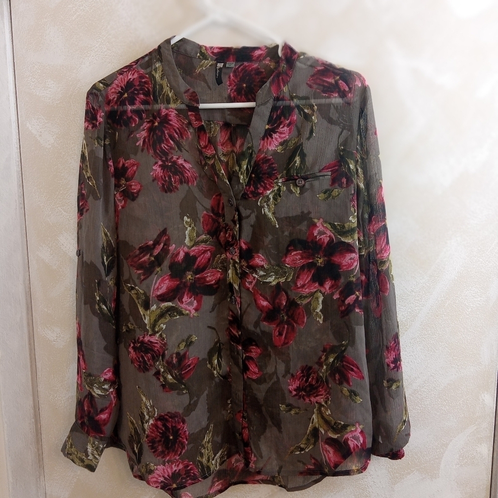 Size SP Kut from the Kloth Long Sleeve Sheer Floral Button Up